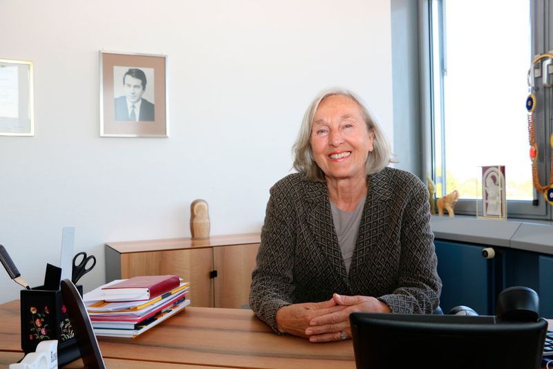 Das Gebetbuch ist für die Unternehmerin Renate Pilz ein steter Begleiter. Auch auf dem Schreibtisch liegt es griffbereit. Im Hintergrund ihr viel zu früh verstorbener Ehemann Peter Pilz, der laut Renate Pilz die Grundlagen für den Erfolg des Automatisierungsunternehmen geschaffen hat. (Reinhold Schäfer)
