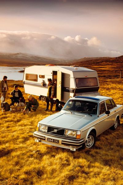 Im August 1974 startete zusammen mit der Serie 240 die neue Limousine Volvo 264 als Ersatz für den Volvo 164. Er basierte auf dem Volvo 244, unterschied sich von diesem äußerlich jedoch durch Rechteckscheinwerfer, eine vorgezogene Haubennase, größere Rückleuchten sowie durch Sechs- statt Vierzylindermotoren. Sein V6-Motor besaß zunächst 2,7 Liter Hubraum und war gemeinsam von Peugeot, Renault und Volvo entwickelt worden. Diese als „PRV-Motor“ bekannte Maschine wurde zunächst sowohl als Vergasermotor (B27A) als auch als Einspritzmotor (B27E) angeboten. Die Leistung betrug im Modelljahr 1975 125 PS (Vergaserversion) bzw. 140 PS (Einspritzversion). (Bild: Volvo)