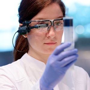 Intelligente Brillen sollen in Zukunft über Gefäßinhalte geben.