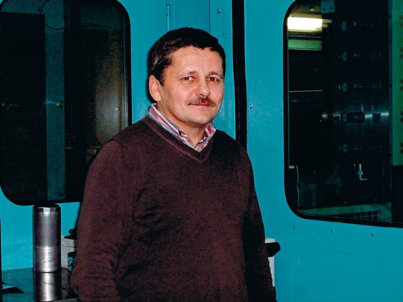 „Die Maschine muss das Werkzeug aufnehmen, das Material zuführen, in der Maschine weiter transportieren und dafür sorgen, dass die Prozesse störungsfrei laufen und die Werkzeuge arbeiten können“, so Lutz Heller, Prokurist und Leiter Technik bei Raster-Zeulenroda. (Archiv: Vogel Business Media)