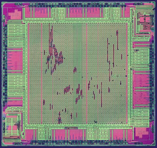 Layout eines einfachen FPGAs: Gut erkennbar ist die regelmäßige Anordnung der Grundelemente. Layout eines einfachen FPGAs: Gut erkennbar ist die regelmäßige Anordnung der Grundelemente.