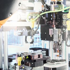 Kleinteilegreifer wie der EGP von Schunk ermöglichen einen einfachen Einstieg ins mechatronische Greifen.