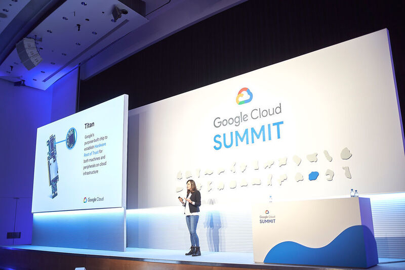 Adela Vacaru, Customer Engineer bei Google Cloud, erklärt in ihrer Breakout-Session „Safety First: Wie Sie Ihre Nutzer und deren Daten schützen” die Funktionsweise des Titan-Sicherheitschips. (Fabian Vogl / Google Cloud)
