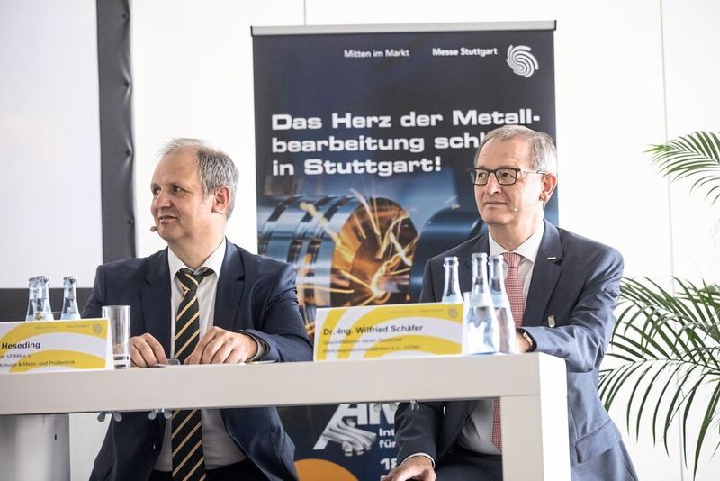 Referenten der Verbände VDMA (Markus Heseding, l.) und VDW (Dr.-Ing. Wilfried Schäfer, r.) geben Brancheneinblicke. (Landesmesse Stuttgart, www.messe-stuttgart.de)