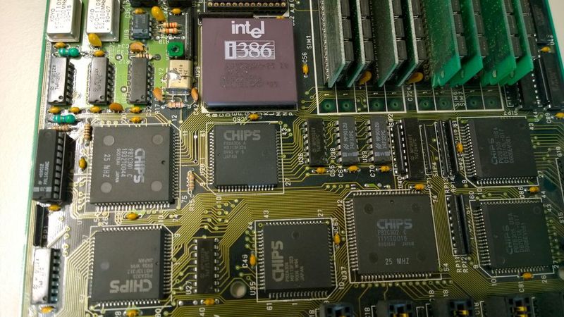 Der Chipsatz auf dem Mainboard stammt nicht von Intel, sondern von Chips & Technologies. Er besteht noch aus einer ganzen Reihe von Komponenten wie einem Bus-Controller, einem Page/Interleave-Memory-Controller und diversen Adress- sowie Data-Bus-Interfaces. (Bild: Vogel-IT)