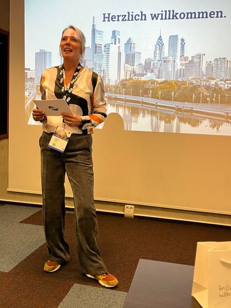 Sandra Balz, Vorständin Kiwiko bei der Begrüßung zum Partnertag. (Bild: Vogel IT-Medien)