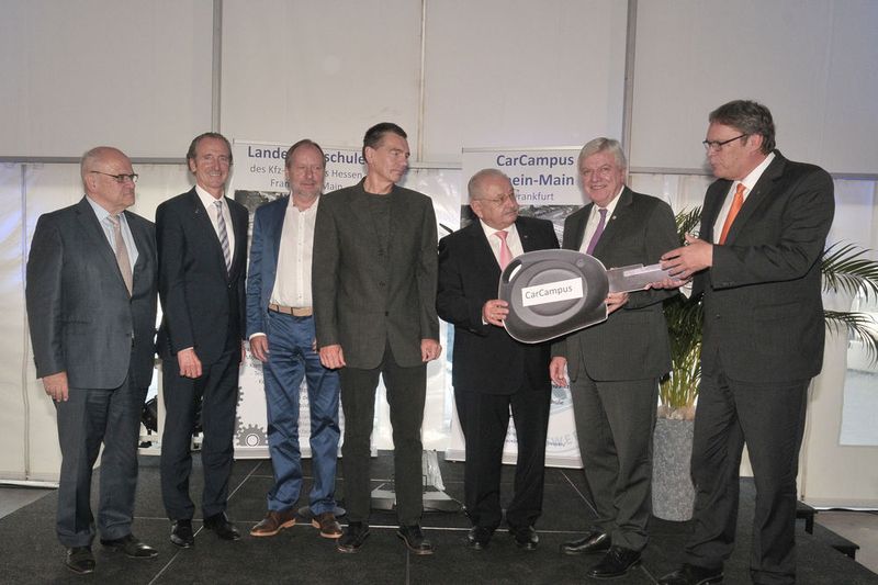 Ohne offizielle Schlüsselübergabe kommt keine Eröffnung aus. (Bild: Zietz / »kfz-betrieb«)