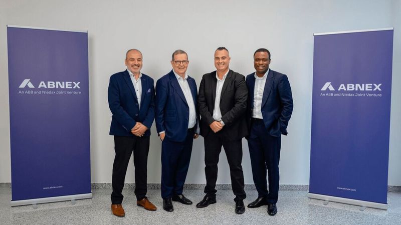 Von links: Michael Shenouda (Canada Region Leader, ABB Installation Products, und Member of the Board, Abnex), Bruno Reufels (CEO, Niedax Group, und Chairman, Abnex), Khalid Mandri (President, ABB Installation Products, und Deputy Chair, Abnex), Cornelius Steele (Geschäftsführer, Niedax, und CEO, Abnex). (Bild:  Niedax Group)