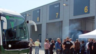 Publikumsmagnet bei der Neueröffnung des MAN-Centers in Hannover: der Mannschaftsbus des VFL Wolfsburg. (Archiv: Vogel Business Media)