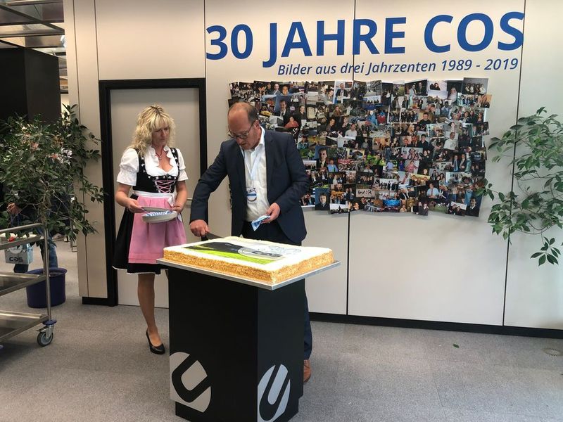 Christoph Runge schnitt die Jubiläumstorte an und Katja Schäfer assistierte bezaubernd. (Vogel IT-Medien GmbH)