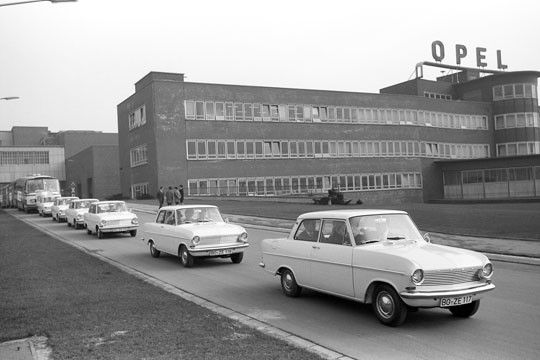 Kadett-Karawane: Mit dem Modell A lief ab 1962 im Opel-Werk Bochum der erste Nachkriegs-Kadett vom Band. (Foto: Opel)