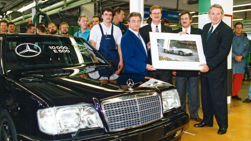 Am 10. Oktober 1994 nahm Herrmann als Kunde den zehntausendsten Mercedes-Benz E 500 (W 124) in Empfang. Überreicht wird die Hochleistungslimousine im Porsche-Werk Zuffenhausen, wo das Fahrzeug montiert wurde. (Bild: Mercedes-Benz AG)