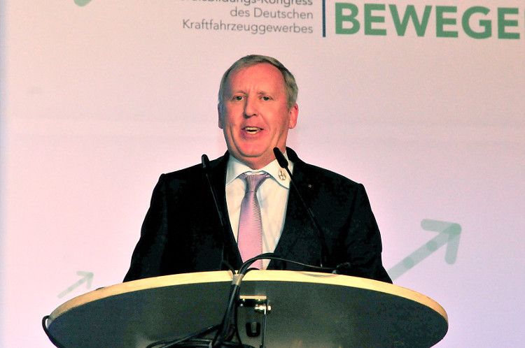 Hier standen die Bundessieger im Praktischen Leistungswettbewerb im Mittelpunkt. Bernhard Heusl von der Nürnberger Versicherungsgruppe lobte insbesondere die Leistungen der Automobilkaufleute, für die der ZDK im vergangenen Jahr erstmals einen Leistungswettbewerb ausgerichtet hatte. (Foto: Schmidt)