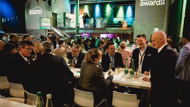 Im „Maschinenhaus“ wurde noch weiter Networking betrieben. (Bild: Stefan Bausewein)