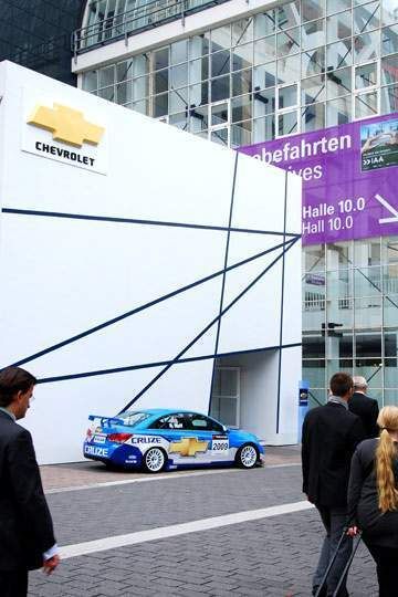Hier zeigt Chevrolet vor dem Eingang zur Halle 10 seine beiden neuesten Modelle. (Archiv: Vogel Business Media)