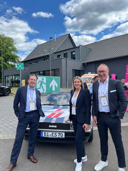 Ob der DeLorean vor 40 Jahren wohl der erste Firmenwagen von Jörg Herweck (l.) war? Sandra Schu und Hans-Jürgen Witfeld sind total begeistert. (Bild: Vogel IT-Medien GmbH)