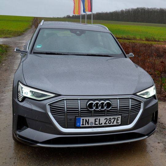 Bei unseren Testfahrten lag die Reichweite bei rund 300 Kilometern. Zum neuen geografischen Mittelpunkt Europas haben wir es mit dem Audi E-Tron dennoch geschafft. Dort gab es eine Überraschung (siehe Bildergalerie). Bei unseren Testfahrten lag die Reichweite bei rund 300 Kilometern. Zum neuen geografischen Mittelpunkt Europas haben wir es mit dem Audi E-Tron dennoch geschafft. Dort gab es eine Überraschung (siehe Bildergalerie).