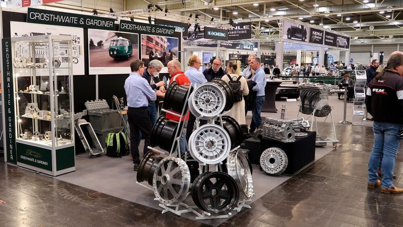 Unter anderem auf Räder, Motorenteile und den Nachbau ganzer Fahrzeuge ist die englische Werkstatt Crostwaite & Gardiner spezialisiert. (Bild: Diehl/»kfz-betrieb«)