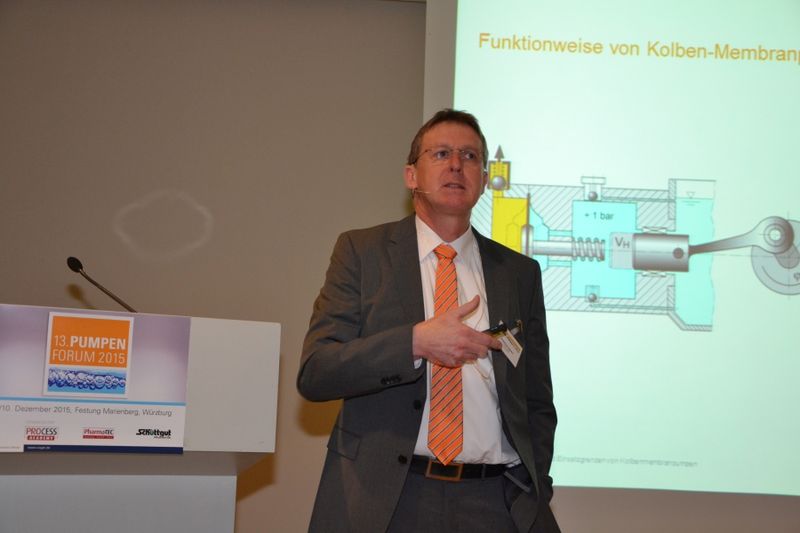 Den oszillierenden Verdrängerpumpen im Einsatz bei feststoffhaltigen Medien widmete sich Matthias Sauter, Lewa. „Eine Anlageninstallation bedarf hier sorgfältiger Planung, insbesondere muss die Sedimentation beachtet werden“, so sein Rat. In Betracht zu ziehen seien u.a. Rührwerke und Ringleitungen. (Bild: Bausewein/PROCESS)