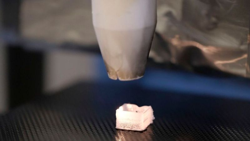 Directly printed, without an oven: with the new Laser-Assisted Melt Printing (LAMP), researchers at Kiel University (Germany) fuse glass particles into solid, transparent structures.(Image: Christina Anders, Kiel University)