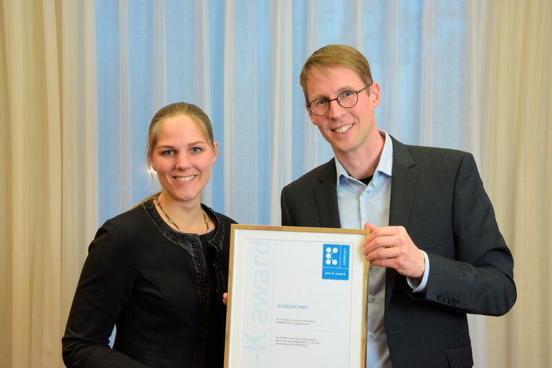 Auch die Emsa GmbH erhielt einen pro-K award 2017 (v. l.): Meike von Schröder und Markus Helb. Emsa überzeugte mit einer Clip&Close-Eiswürfelbox aus PP und TPE. (pro-K)