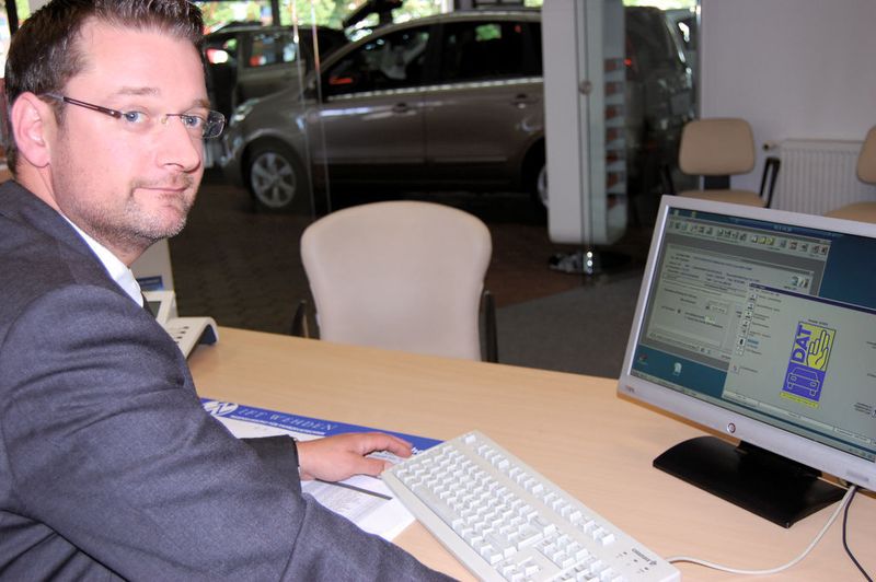 Unternehmensleitlinie 3: Authentische Mitarbeiter, die als Team zusammenarbeiten. Mitarbeiter Guido Keller und seine Kollegen sind mit ihrem Chef auf einer Wellenlänge. Dabei bleibt jeder einzelne eine authentische Persönlichkeit. (Archiv: Vogel Business Media)