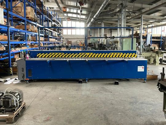 Das komplette Equipment eines Kunststoffschweiß-Betriebs kommt bis 12. Juli unter den Hammer! Wie wäre es etwa mit einer günstigen Tafelschweißmaschine Ingenia 4040 PLSW? Lesen Sie mehr über das bereitstehende Angebot...(Bild:  Surplex)