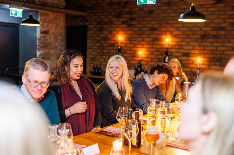 Am Ende der ersten Tages-Tour wartete ein gemeinsames Dinner im historischen Altstadtviertel, inklusive einer kleinen Diskussionsrunde mit eingeladenen Gästen. (Bild: © Raul Mee)