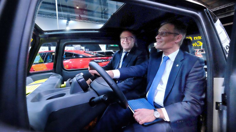 Testen den Rocks Electric von Opel: Prof. Dr. Mario Voigt (CDU) und Dr. Kurt-Christian Scheel, ZDK-Hauptgeschäftsführer (Bild: VCG - Zietz)
