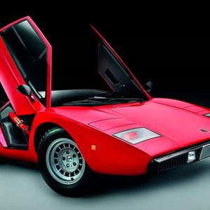 Echter Serienkeil: Der von 1974 bis 1978 gebaute Lamborghini Countach LP400 verfügt über eine V12-Motor mit vier Liter Hubraum und leistet 276 kW/375 PS. Der Countach verfügt über einen Gitterrahmen. Auf ihm ruht die Karosserie, die von Marcello Gandini aus dem Haus Bertone entworfen wurde.(Foto:  Stephan Lindloff)