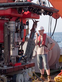 Vor jedem Tauchgang werden alle Funktionen gründlich geprüft (Bild: MARUM − Zentrum für Marine Umweltwissenschaften, Universität Bremen)