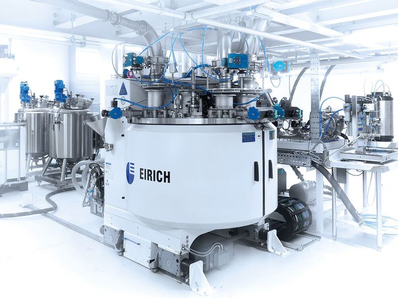Im Anschluss an die Herstellung von Elektroden-Slurries im Mixsolver stellt Eirich mit dem Contifeeder-Prozess eine kontinuierliche Zuführung einer qualifizierten Elektrodenmischung sicher. Links im Bild: zwei Slurry-Tanks (Bild: Eirich)