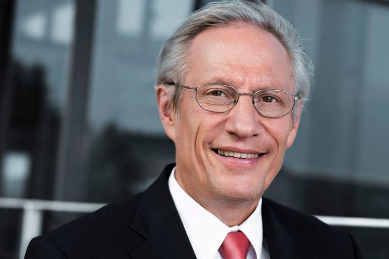 Seit dem 1. Juli 2018 ergänzt der Aachener Produktionsforscher Fritz Klocke die Leitung des Fraunhofer-Instituts für Produktionstechnik und Automatisierung (IPA). Er wird für eine Übergangszeit als kommissarischer Institutsleiter in die Führung des IPA eintreten, um dann gemeinsam mit Thomas Bauernhansl das IPA zu führen und weiterzuentwickeln. Klocke studierte von 1970 bis 1976 Fertigungstechnik an der Fachhochschule Lippe in Lemgo und an der TU Berlin. Nach seinem Studium war er bis 1981 als wissenschaftlicher Mitarbeiter und bis 1984 als Oberingenieur am Institut für Werkzeugmaschinen und Fertigungstechnik der TU Berlin tätig. 1982 promovierte er zum Dr.-Ing am Fachbereich Konstruktion und Fertigung der TU Berlin.
In den Jahren 1984 bis 1994 arbeitete Klocke in der Industrie und 1995 erfolgte seine
Berufung zum Universitätsprofessor an die RWTH Aachen. Er leitete den Lehrstuhl für Technologie der Fertigungsverfahren und war Mitglied des Direktoriums
am Werkzeugmaschinenlabor der RWTH Aachen. Bis Ende 2017 leitete er darüber
hinaus das Fraunhofer-Institut für Produktionstechnologie IPT in Aachen. Von 2001
bis 2002 war Klocke Dekan der Fakultät für Maschinenwesen und von 2007 bis 2008
Präsident der Internationalen Akademie für Produktionstechnik. (Fraunhofer)