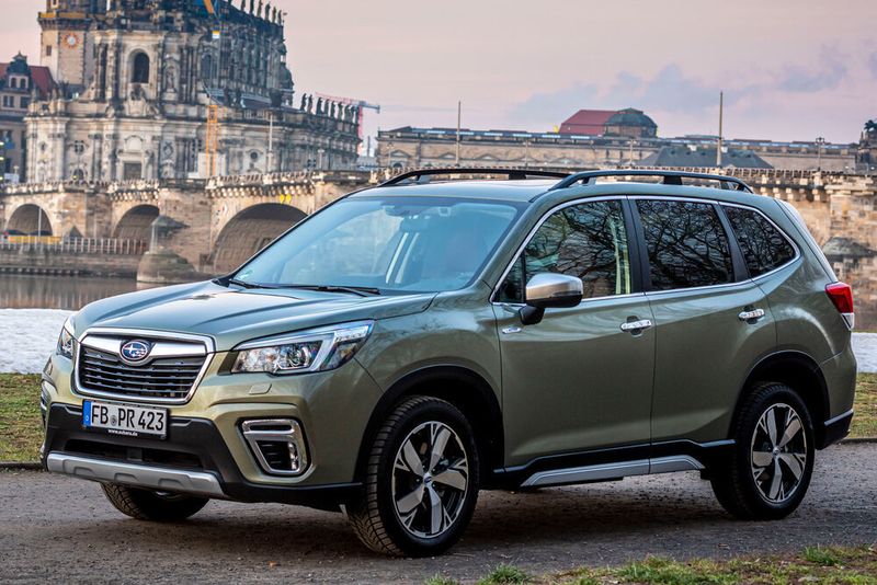 Von den Maßen her ist der Forester leicht gewachsen, was den Passagieren im Innenraum zugutekommt. (Subaru)