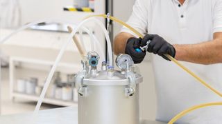 The system consists of the conductive Büfa-Tooling Conductive Gelcoat, the 1.-Layer Resin Büfa-Resin VE 0910 and the low-profile tooling resin Büfa-Resin VE 7100.  (Source: Simone Ahlers/ Büfa)