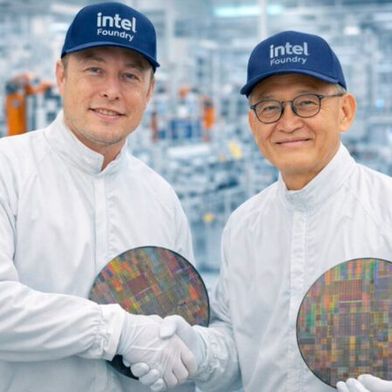 Hand in Hand: Intel-CEO Lip-Bu Tan geht mit seinem Unternehmen eine strategische Partnerschaft im großspurigen Terafab-Projekt ein. Aber Umfang, Zeitrahmen und Zweck bleiben weiterhin schwammig. (Bild: SemWiki/X)