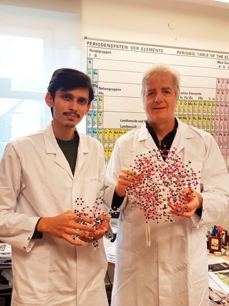 Ulrich Kortz, Professor für Chemie an der Bremer Jacobs University, und sein Mitarbeiter Dr. Saurav Bhattacharya mit einem POM-Modell. (Jacobs University/ privat)