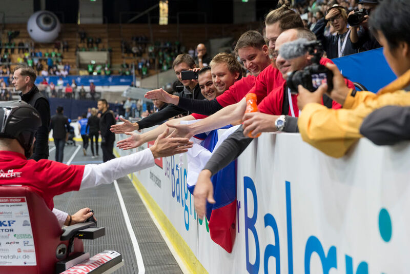 Begeisterte Fans gratulieren einem Athleten nach Überwindung des Rohlstuhlparcours. (ETH Zürich / Nicola Pitaro)