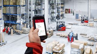 Mit der „Truck Call App“ lassen sich Fahraufträge für Flurförderzeuge über das Mobiltelefon digital zuweisen, was den persönlichen Kontakt der Logistikmitarbeiter reduziert. (Linde Material Handling)