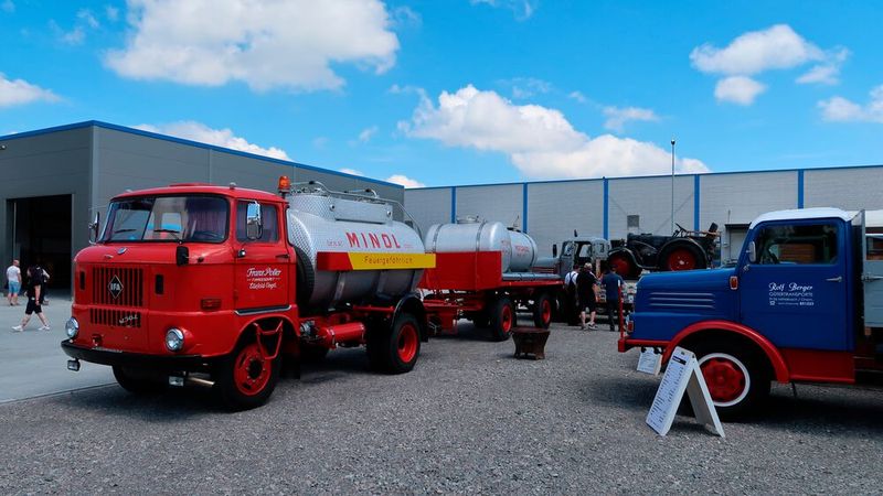 Links ein Tanklastzug, bestehend aus IFA W50 und Anhänger aus dem VEB Fahrzeugwerk Annaburg. Der Tanklastzug gehört zur historischen Fahrzeugsammlung des Transport- und Logistikdienstleisters Poller Group. (Bild: Diehl – VCG)