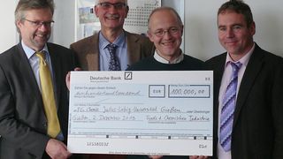 Scheckübergabe: Gregor Disson (VCI, Landesverband Hessen), Dr. Gerd-Ludwig Schlechtriemen (FCI), Prof. Richard Göttlich (Institut für Organische Chemie), Prof. Holger Zorn (Dekan des Fachbereichs 08 - Biologie und Chemie), (v.l.n.r.). (Bild: Klaus Peppler)