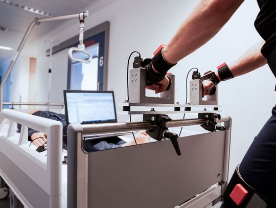 Sensoren haben die Hand-, Muskel- und Wirbelsäulendruckkräfte gemessen, die beim Schieben der Krankenhausbetten wirken. (Bild:  Peter Wiegel)
