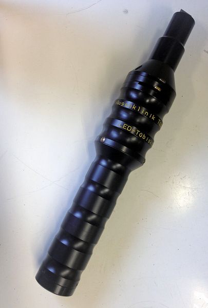 Im Gravurzyklus der Sinumerik-Steuerung sind Buchstaben und Zahlen schon als Programmteile hinterlegt. Damit sind Gravuren auf dem indirekten Ophthalmoskop sehr einfach anzubringen. (Bild: Siemens)