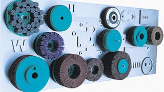 Aus Nylonfaservlies mit eingelagertem Schleifkorn werden Schleifwerkzeuge für Bürstmaschinen hergestellt. (Bild: Kreeb)