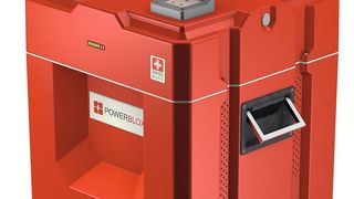 Jeder Würfel liefert 200 W Wechselstrom und kann über eine PV-Einheit oder jede andere externe Quelle (Sonnenenergie, Windkraft, Hydrothermal, Biomasse, Generator etc.) gespeist werden, um einen Haushalt oder einen kleinen Betrieb mit Strom zu versorgen. (Stäubli/Power-Blox)