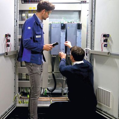 Die bisherigen Frequenzumrichter älterer Bauart wurden durch Geräte der Siemens-Baureihe Sinamics G220 ersetzt. (Bild: Stoll Gruppe)