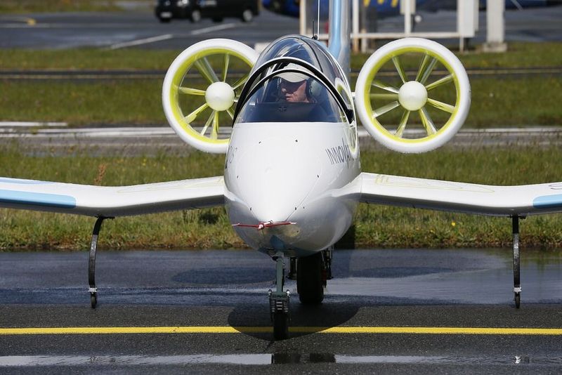 Im französischen Bordeaux absolvierte der elektrisch angetriebene E-Fan 2.0 seinen ersten öffentlichen Flug. Für Airbus ist das Trainingsflugzeug der Anfang der Elektroflugzeug-Entwicklung. (Bild: Airbus)