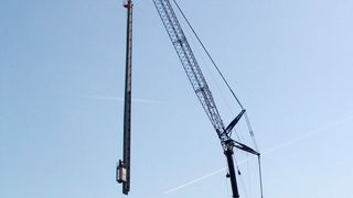 Drei 50 m lange Lkw transportierten die fünf Regalbediengeräte in der Nacht von Montag auf Dienstag von Neuenstadt nach Bad Mergentheim.  (Würth Industrie Service)