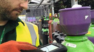 Abb.1: Das AP-Direct-System ermöglicht die schnelle Identifizierung von Gasflaschen, bis hin zur PDF-Generierung von Analysenzertifikaten für Audits. (Air Products)