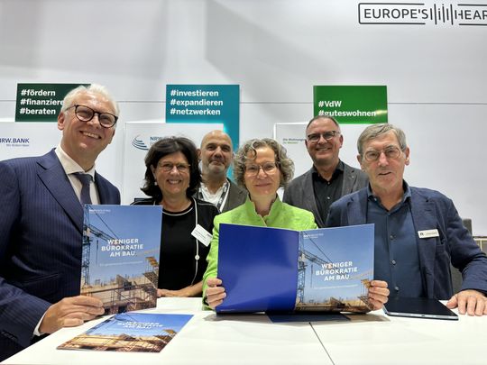 Positionspapier „Weniger Bürokratie am Bau“: Übergabe an NRW-Bauministerin Ina  Scharrenbach auf der Expo Real 2024 (Bild:  Manuela Wetzel, ABE)